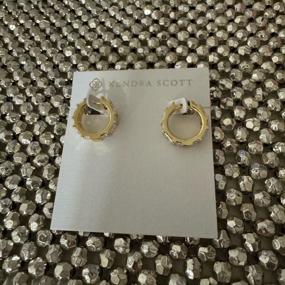 NWT Kendra Scott Jamie Huggie Earring - Picture 2 of 5